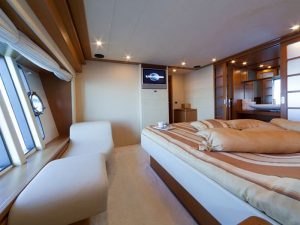 Feretti charter rent motoryacht yachtco (13)